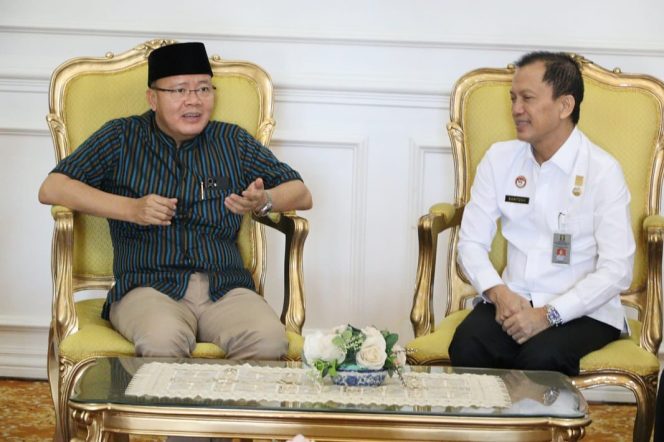 
					Gubernur bengkulu Rohidin Mersyah (kiri) dan Kakanwil Kemenkumham Bengkulu, Santosa (kanan)