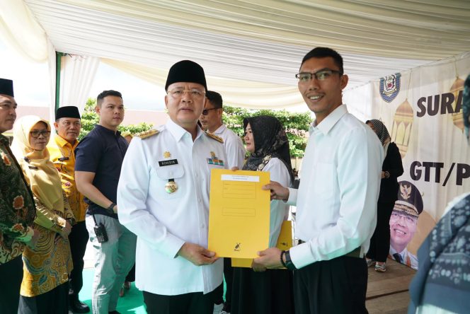 
					Gubernur Bengkulu Rohidin Mersyah saat menyerahkan SK guru honorer di Kabupaten Rejang Lebong. (21/3/2024). 