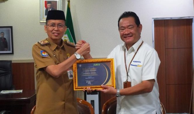 
					Sekretaris Daerah Provinsi Bengkulu, Isnan Fajri (kiri) saat menerima Piagam Anugrah Reksabandha dari KPKNL