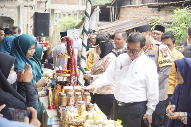 
					Bupati Kepahiang Hidayatullah Sjahid didampingi Kepala Dinas Perdagangan Koperasi dan UKM dan Forkopimda kunjungi stand pasar murah. (Foto: Dok)