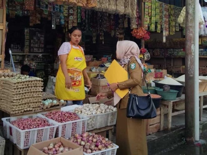 
					JFT Analis Perdagangan Sri Wahyuni, saat memantau harga Bapokting di Pasar Kepahiang. (Foto: RadarKepahiang)