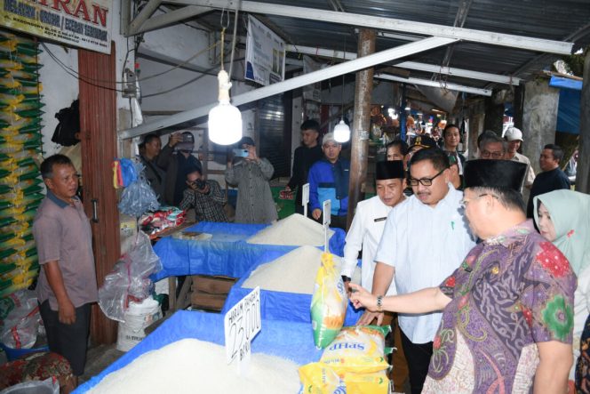 
					Tim Pengendalian Inflasi Daerah (TPID) Provinsi dan TPID Kota Bengkulu saat sidak di Pasar Panorama, Jumat, 5 April 2024. (Foto: HS)