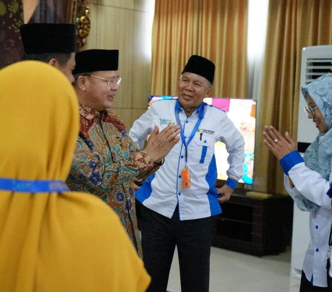 
					Gubernur Bengkulu Rohidin Mersyah saat menerima audiensi TPHD Provinsi Bengkulu Tahun 2024, di Ruang Kerja Gubernur Bengkulu, Senin, 29 April 2024. (Foto: Dok)