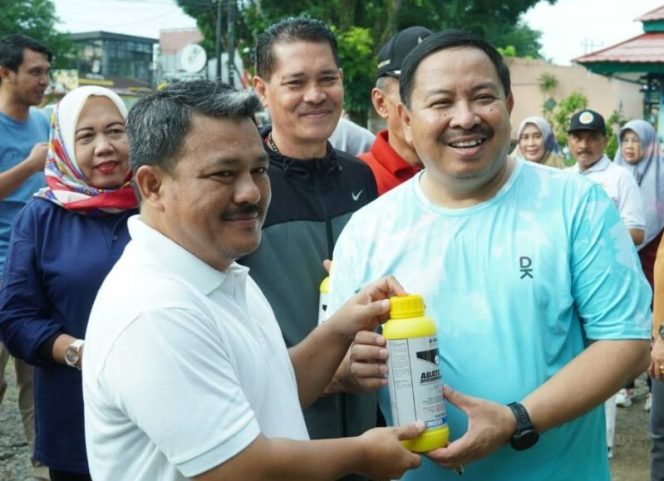 
					PJ Walikota Bengkulu, Arif Gunadi saat membagikan Abate. (Foto: Dok)