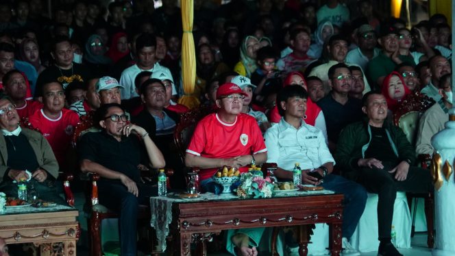 
					Gubernur Bengkulu Rohdin Mersyah saat menyaksikan Timnas Indonesia melawan Uzbekistan di Piala Asia U-23. (Foto: Dok)