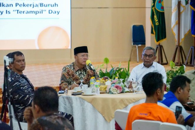 
					Gubernur bengkulu Rohidin Mersyah (tengah) saat dialog bersama pekerja, pengusaha dalam memperingati hari buruh, Rabu, 1 Mei 2024. (Foto: Dok)