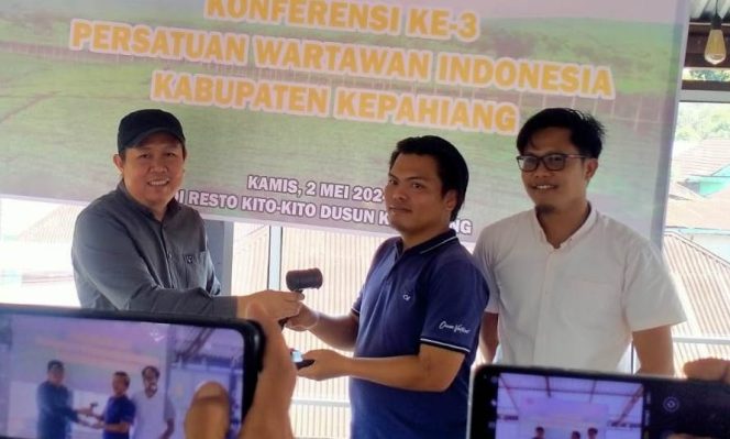 
					Sekretaris PWI Provinsi Bengkulu, Dedi Hardiansyah Putra (kiri), Doni Parianata, (tengah) dan Hendika Andesta (kanan). Foto: Andes