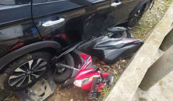 Mobil yang dikendarai pelaku menabrak motor honda beat milik petugas Polsek Sindang Kelingi saat kendak ditangkap, Selasa, 14 Mei 2024. (Foto: Ist)
